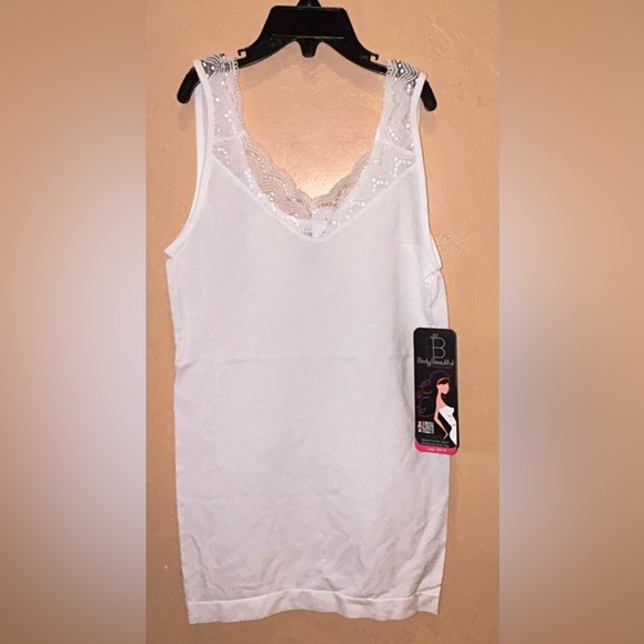 BODY BEAUTIFUL White Shaping Seamless Tank Top With Lace Trim Size M/L NWTS - Picture 2 of 7